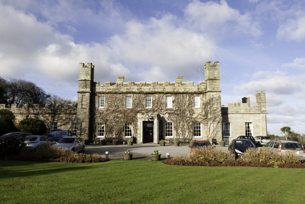 Tregenna Castle and the front of its lawn on a slightly cloudy day