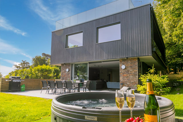 Hot tub in front of Sparrows Nest, St Ives